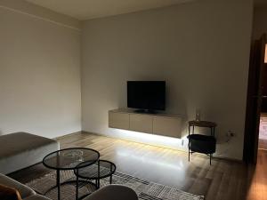 En tv och/eller ett underhållningssystem på Cosy Apartment in the heart of Prishtina
