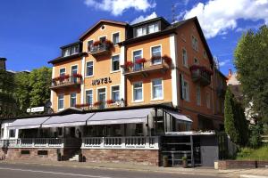 een groot gebouw met een winkel ervoor bij Hotel SONATA in Baden-Baden