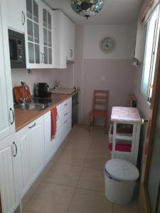 莫夕亞的住宿－Ático Dúplex con vistas，厨房配有白色橱柜和水槽