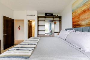 1 cama grande en un dormitorio con una pintura en la pared en Carey Beach Villa en Humacao