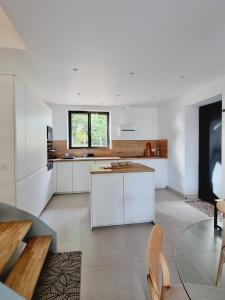 Köök või kööginurk majutusasutuses Gîte Le Chambougeal avec spa privatif