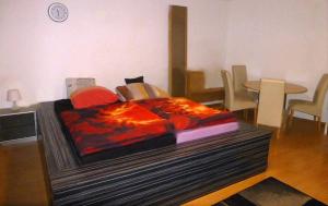 Ce lit se trouve dans un dortoir doté d'une table et de chaises. dans l'établissement APP für alles & für jeden # 41199 in der City, mit Lift im HH, à Mönchengladbach