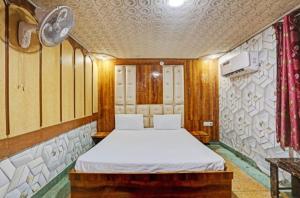 um quarto com uma cama num quarto em Mishra residency em Amritsar