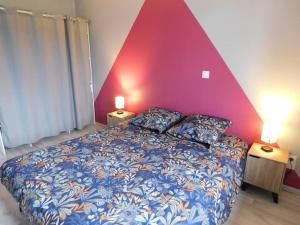 1 dormitorio con 1 cama grande y pared roja en gite de la laiserie, en Mesnil-Clinchamps