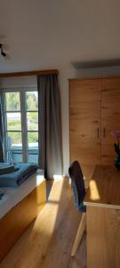 una camera con un letto e una sedia e una finestra di Schobermühle a Scharnstein
