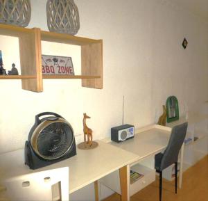 een bureau met een ventilator en een radio. bij APP für alles & für jeden # 41199 in der City, mit Lift im HH in Mönchengladbach