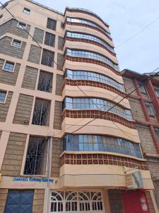 un palazzo alto con molte finestre di Cottage 1 a Nairobi