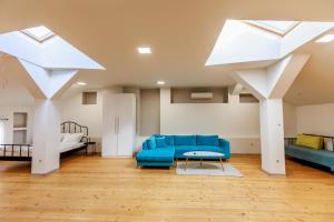 un soggiorno con mobili blu e lucernari di B4 XL Studio Saffron a Plovdiv