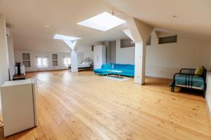 una stanza vuota con mobili blu e pavimenti in legno di B4 XL Studio Saffron a Plovdiv