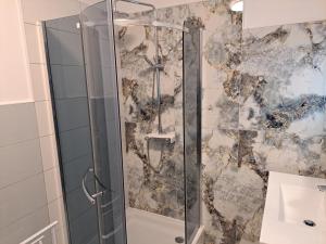 una doccia con porta in vetro in bagno di House Stojakovic a Banjol