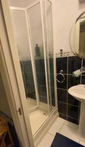 ein Bad mit einer Dusche und einem Waschbecken in der Unterkunft Dublin Airport Big rooms with bathroom outside room - kitchen only 7 days reservation in Dublin