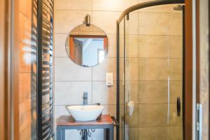W łazience znajduje się umywalka i prysznic. w obiekcie Goralsko Manufaktura w Bukowinie Tatrzańskiej