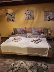 ein Schlafzimmer mit einem großen Bett mit zwei Handtüchern darauf in der Unterkunft Ferienhaus Katinka in Krummhörn