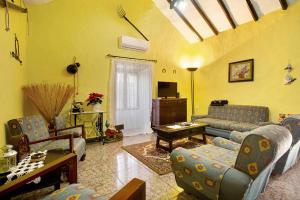 a large living room with couches and a table at Casa Rural La Asomada in Vega de San Mateo