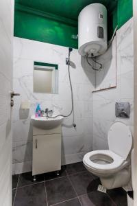 bagno bianco con servizi igienici e lavandino di A3 Delux Studio Saffron a Plovdiv