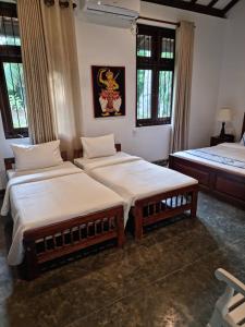 Postel nebo postele na pokoji v ubytování Ardeen Villa - superb 3 bedroom beachfront for 6, BB, free pick up for 7 night stays arriving together, fully serviced, taxes included