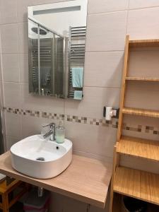 La salle de bains est pourvue d'un lavabo et d'un miroir. dans l'établissement Mio House Vatican, à Rome