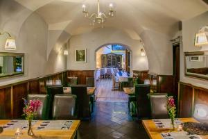 Un restaurante con mesas y sillas y un comedor. en Euro Aparthotel, en Tarnów