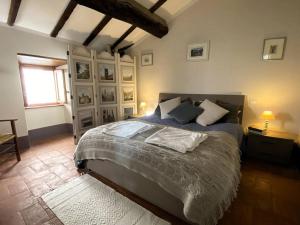 ein Schlafzimmer mit einem großen Bett in einem Zimmer in der Unterkunft Tuscany Home-Casoli in Casoli