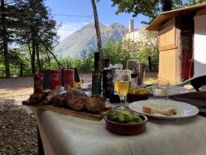 stół z jedzeniem i napojami na stole w obiekcie Tuscany Home-Casoli w mieście Casoli