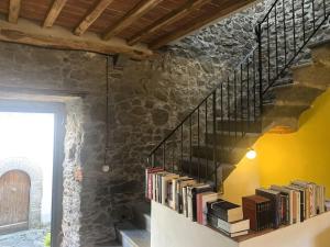 uma escadaria com livros numa parede de pedra em Tuscany Home-Casoli em Casoli
