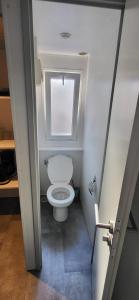 łazienka z toaletą i oknem w obiekcie Mobil Home Chamonix/Mont Blanc M043 w mieście Passy