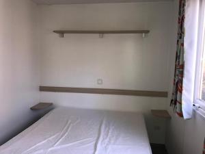 Mobil Home Chamonix/Mont Blanc M043 tesisinde bir odada yatak veya yataklar
