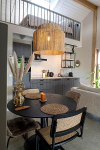 d'une table à manger avec des chaises et une lumière naturelle. dans l'établissement B&B De Groene Driehoek 'A', à Sint Agatha
