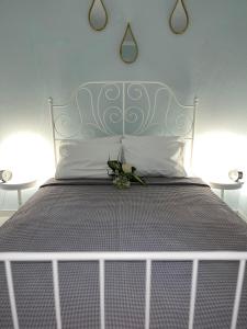 un letto con un testiera blu e bianca e due lampade di Zoel's House in Chalkidiki ad Ayía Paraskeví