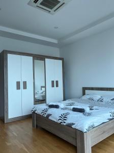 1 dormitorio con 1 cama grande y paredes blancas en Stan na dan Kvadar, en Brčko