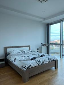 Un dormitorio con una cama con una luz azul. en Stan na dan Kvadar, en Brčko