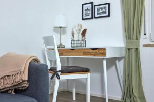 un bureau avec une chaise et une table avec une lampe dans l'établissement Lake View Luca Apartment, à Malcesine