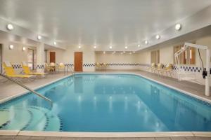 una piscina con acqua blu in una camera d'albergo di Fairfield Inn & Suites Fort Worth University Drive a Fort Worth