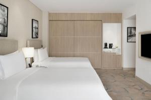 Uma cama ou camas num quarto em JW Marriott Hotel Marina