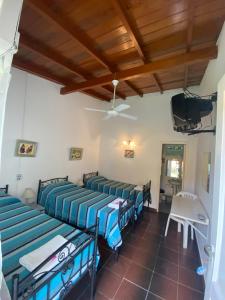 a group of beds in a room with a ceiling at Hospedaje Acacia in Pinamar
