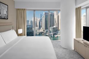 Uma televisão e/ou sistema de entretenimento em JW Marriott Hotel Marina