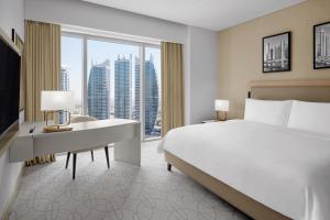 Uma cama ou camas num quarto em JW Marriott Hotel Marina