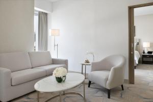 Uma área de estar em JW Marriott Hotel Marina