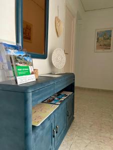 niebieska szafka w pokoju z lustrem w obiekcie RichMarHome w mieście Pego