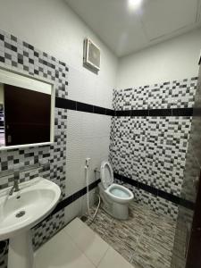 a bathroom with a sink and a toilet at บารอนรีสอร์ทสระแก้ว in Sa Kaeo