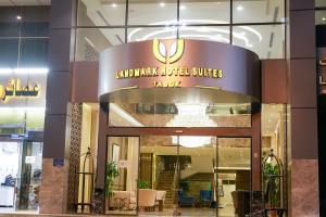 Un escaparate de un centro comercial con un cartel en معلم المدينة للشقق الفندقية City Landmark Hotel Suites, en Tabuk