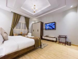 TV a/nebo společenská místnost v ubytování Landmark Hotel Suites