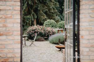 Ein Garten an der Unterkunft Mühle Tornow am Wentowsee