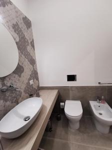 Et badeværelse på Casarino House Luxury Apartment + 60 billeder