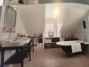a bathroom with a sink and a bath tub at Eksklusivt hus på 250 m2 i naturskønne omgivelser in Hørsholm