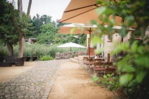 Ein Garten an der Unterkunft Mühle Tornow am Wentowsee
