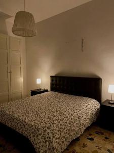 1 dormitorio con 1 cama y 2 lámparas en las mesas en Etna Charming Apartment, en Linguaglossa