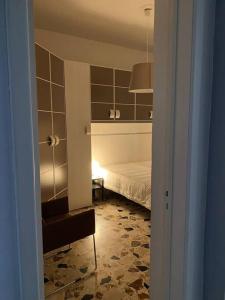 1 dormitorio con 1 cama y 1 silla en una habitación en Etna Charming Apartment, en Linguaglossa