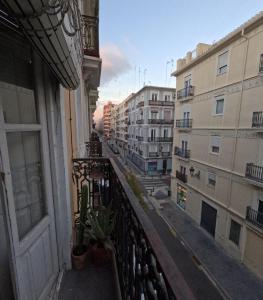 Appartamento dotato di balcone con vista su una strada. di MOOD City Center a Valencia