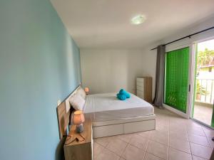 ein Schlafzimmer mit einem Bett und einem großen Fenster in der Unterkunft Leme Bedje - Two bedroom, Pool & Wifi in Santa Maria